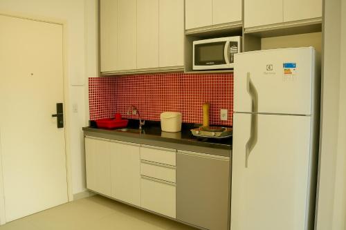 Η κουζίνα ή μικρή κουζίνα στο Sᴛᴜᴅɪᴏ Ibirapuera 212 - ᴄᴏᴍ ᴇsᴛᴀᴄɪᴏɴᴀᴍᴇɴᴛᴏ, Wɪ-Fɪ, Gʏᴍ, Tᴠ Sᴍᴀʀᴛ, Cᴏᴡᴏʀᴋɪɴɢ
