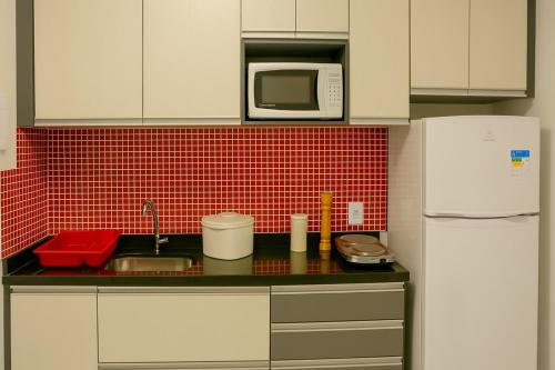 Η κουζίνα ή μικρή κουζίνα στο Sᴛᴜᴅɪᴏ Ibirapuera 212 - ᴄᴏᴍ ᴇsᴛᴀᴄɪᴏɴᴀᴍᴇɴᴛᴏ, Wɪ-Fɪ, Gʏᴍ, Tᴠ Sᴍᴀʀᴛ, Cᴏᴡᴏʀᴋɪɴɢ