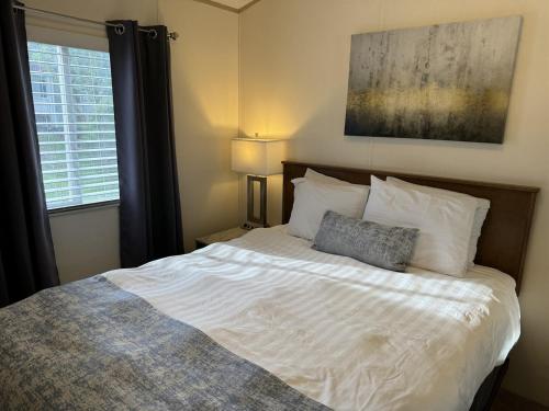 Ένα ή περισσότερα κρεβάτια σε δωμάτιο στο Delightful 2 Bedroom Model Home