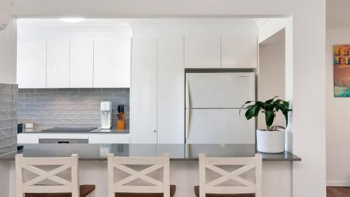 Dapur atau dapur kecil di Terrigal Bay #13 Pool, Wifi, Short Walk To Beach Accom Holidays