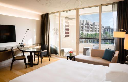 Postel nebo postele na pokoji v ubytování Park Hyatt Abu Dhabi Hotel and Villas