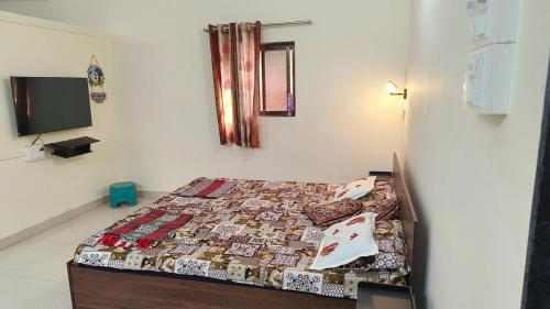 Ένα ή περισσότερα κρεβάτια σε δωμάτιο στο Rukhmini Niwas