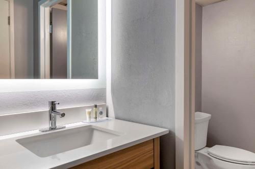 Koupelna v ubytování Comfort Inn Hyannis - Cape Cod