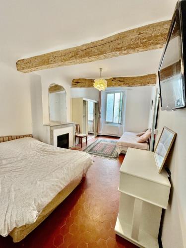 - une chambre avec un grand lit et une cheminée dans l'établissement Charmante maison Provençale, à Solliès-Toucas