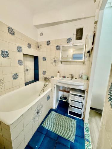 une salle de bain avec une baignoire blanche et un lavabo dans l'établissement Charmante maison Provençale, à Solliès-Toucas