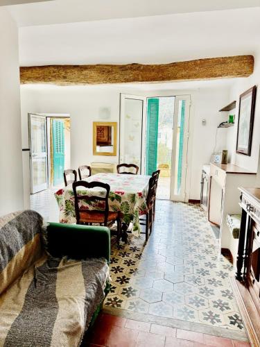 un salon avec une table et un canapé dans l'établissement Charmante maison Provençale, à Solliès-Toucas