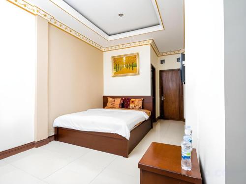 a bedroom with a bed and a table at Hotel O Pasteur Near Nuart Sculpture Park Formerly Maleo Exclusive in Bandung