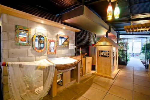 baño con lavabo y cocina de juego en Well Park Residence Boutique Hotel & Suites, en Chittagong