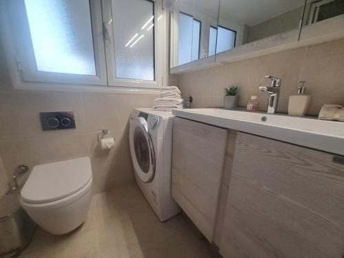 Exarchia Penthouse Cozy & Central