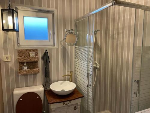 A bathroom at Öko Kemping és Glamping Tiszadada