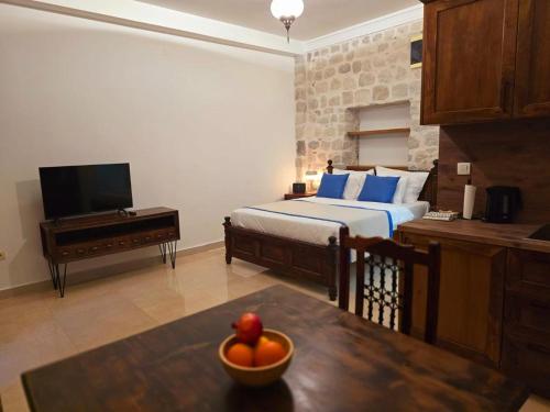 TV a/nebo společenská místnost v ubytování Apartments Kotor Old Town