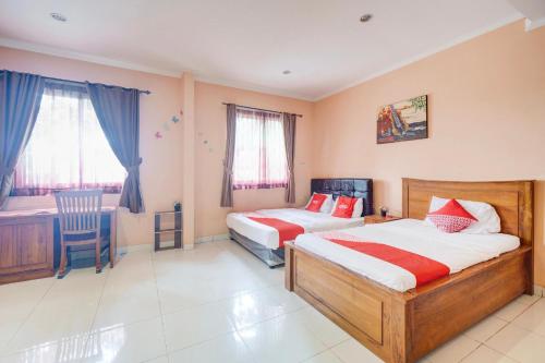 Postel nebo postele na pokoji v ubytování Hotel O Tebet Near Tebet Station Formerly Sabda Guest House