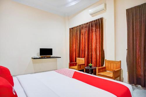Televisyen dan/atau pusat hiburan di Hotel O Medan City Near Lapangan Benteng Formerly Ralica Residence