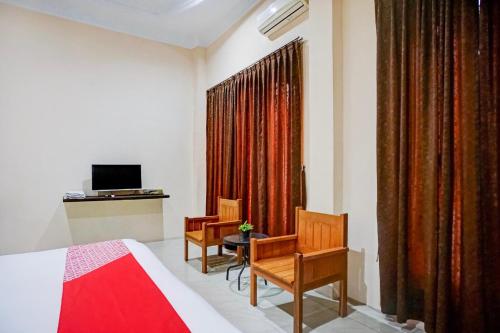 Televisyen dan/atau pusat hiburan di Hotel O Medan City Near Lapangan Benteng Formerly Ralica Residence