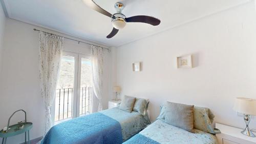 une chambre avec un lit et un ventilateur de plafond dans l'établissement Casa Atlantico D-Murcia Holiday Rentals Property, à Sucina
