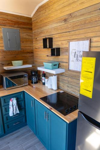 Una cocina o cocineta en Finca Zuna Family Alpine Cabins with Jacuzzi