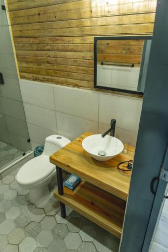 Un baño de Finca Zuna Family Alpine Cabins with Jacuzzi