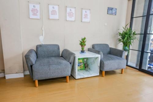 two chairs and a table in a room at Hotel O Tower Mahakam serviced apartment Riverview Jababeka in Bekasi
