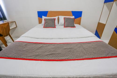 Postel nebo postele na pokoji v ubytování Hotel O Tower Mahakam serviced apartment Riverview Jababeka