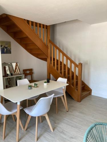 une salle à manger avec une table blanche et des chaises blanches dans l'établissement La Chamade gîte Albi, à Terssac