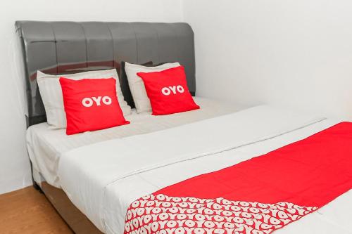 Postel nebo postele na pokoji v ubytování Hotel O Mangga Besar Near Kota Tua Formerly Fresh Hotel