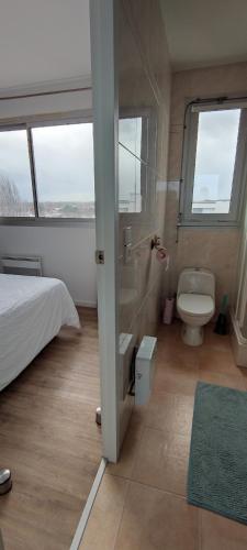 - une chambre avec un lit et des toilettes dans l'établissement L'Ancre d'Or Arcachon Port - Vue Exceptionnelle - Plage à 2 min - Parking, à Arcachon
