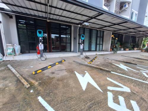 an empty parking lot in front of a building at Irich Bang Hua Suae 6kms from BTS Pu-Chao in Ban Bang Chak
