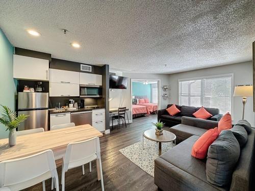 una sala de estar con un sofá y una mesa en Two bed condo in Parkway Palms Resort condo, en Orlando