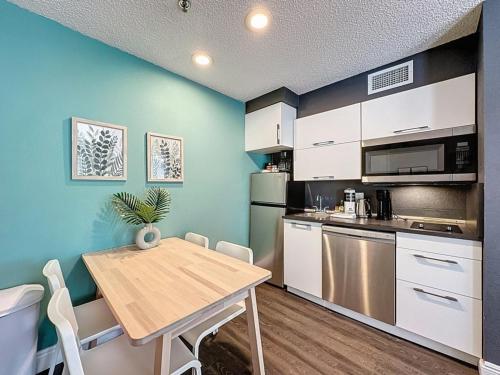 Una cocina con una mesa de madera y un comedor. en Two bed condo in Parkway Palms Resort condo, en Orlando