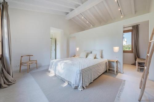 ein weißes Schlafzimmer mit einem Bett und einem Fenster in der Unterkunft Los Nueve Pinos Bonaire in Cielo de Bonaire 