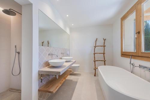 ein Badezimmer mit zwei Waschbecken und einer Badewanne in der Unterkunft Los Nueve Pinos Bonaire in Cielo de Bonaire 