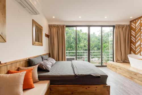 um quarto com uma cama e uma janela grande em Homestay CHẤT- Train Street,Self check em Hanói
