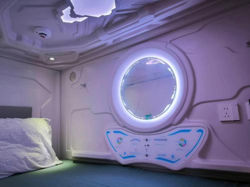 a bedroom with a round window in a room with a bed at 橙舍二館 TW Hostel 2 in Taipei