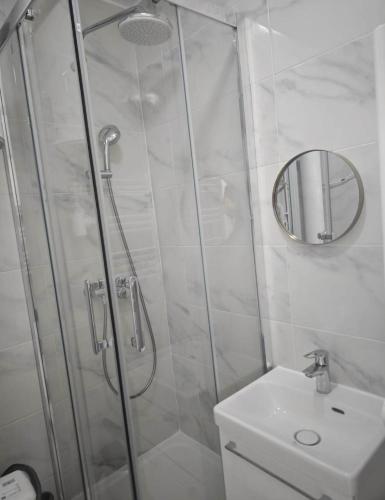 une salle de bain avec une douche, des toilettes et un lavabo dans l'établissement Séjour en ville, à Aubervilliers