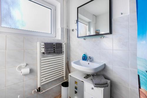 a bathroom with a sink and a mirror at Ferienhaus Am Nord-Ostsee-Kanal in Oldenbüttel