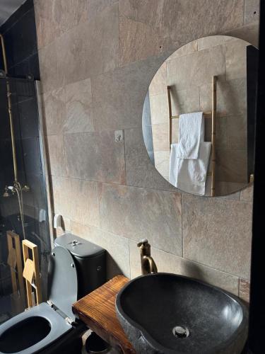 a bathroom with a black sink and a mirror at Apartamento rural Julio in Trevélez