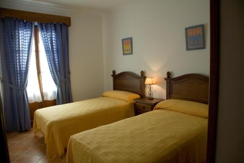 En eller flere senge i et værelse på Apartamentos Reysan