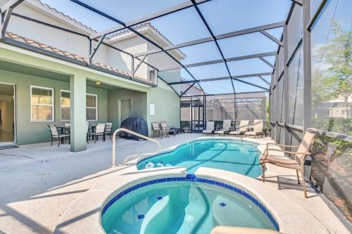 une piscine avec un toit en verre et un patio dans l'établissement 7033-7-OW-Perfect setting for relaxing, à Davenport