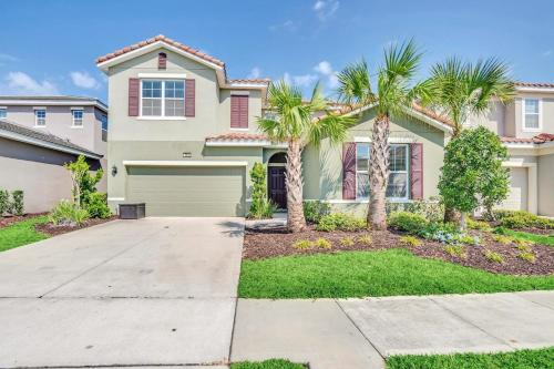 une maison avec des palmiers en face d'une allée. dans l'établissement 7033-7-OW-Perfect setting for relaxing, à Davenport