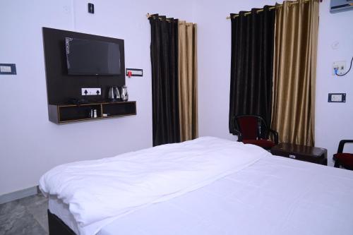 TV a/nebo společenská místnost v ubytování Shri Narayanam Guest House and Home Stay