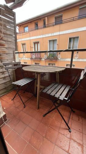 Un balcón o terraza en HT MIRIBILLA habitaciones turísticas con baños compartidos sin ascensor