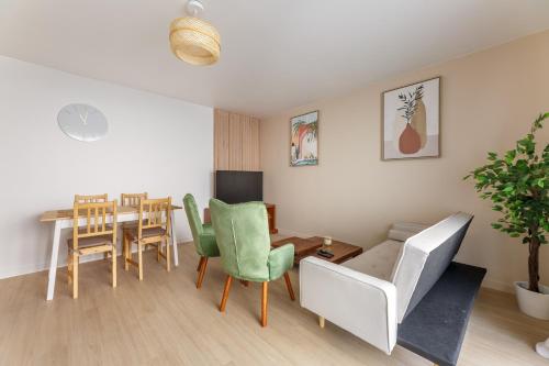 un salon avec un canapé, une table et des chaises dans l'établissement L’Oasis Normande - Centre-ville de Rouen, à Rouen