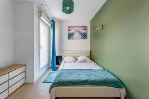 une chambre avec un lit et une fenêtre dans l'établissement L’Oasis Normande - Centre-ville de Rouen, à Rouen