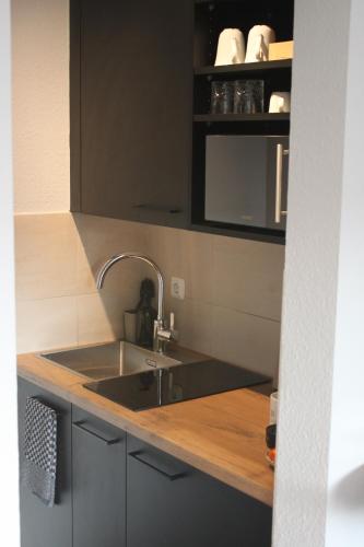 Η κουζίνα ή μικρή κουζίνα στο R B Apartment Hamburg Duo - perfekt für Monteure - Küchenzeile - Smart TV - Bad mit Toilette und Dusche auf dem Flur gegenüber des Zimmers zur Alleinnutzung