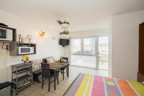 un salon avec une cuisine et une salle à manger dans l'établissement Les Salines - Port de Dahouët, à Pléneuf-Val-André