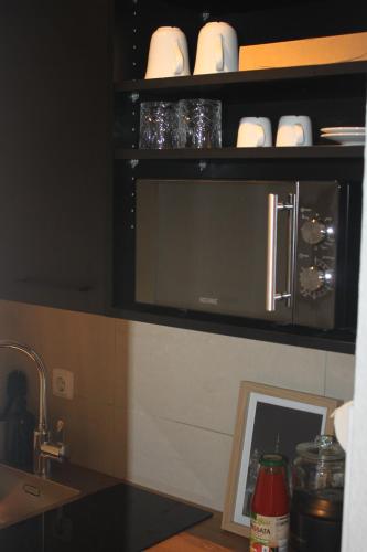 Η κουζίνα ή μικρή κουζίνα στο R B Apartment Hamburg Duo - perfekt für Monteure - Küchenzeile - Smart TV - Bad mit Toilette und Dusche auf dem Flur gegenüber des Zimmers zur Alleinnutzung