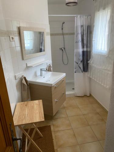 une salle de bain blanche avec un lavabo et une douche dans l'établissement Maison de campagne avec piscine à Bédoin, Mont Ventoux, à Bédoin