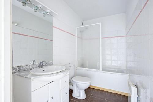 ein weißes Badezimmer mit Waschbecken und Toilette in der Unterkunft L'Escapade aux Angles - Proche Stations in Les Angles