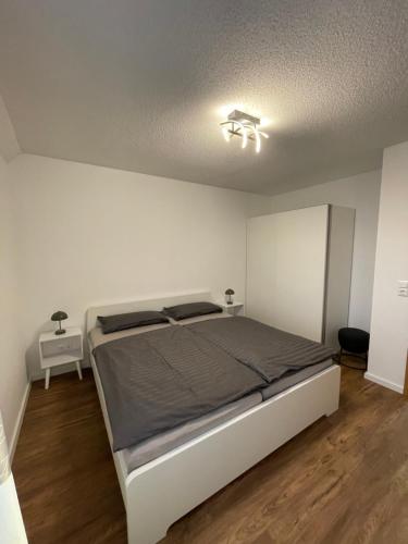 Ένα ή περισσότερα κρεβάτια σε δωμάτιο στο Ferienwohnungen Chiara Schäfler