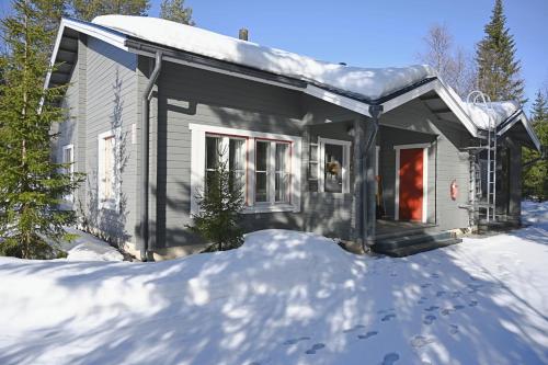 a small house in the snow in the snow at Holiday Apartment Yllästokka 2 in Ylläsjärvi